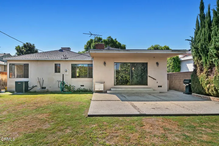 17835 Tarzana St Encino CA-large-048-042