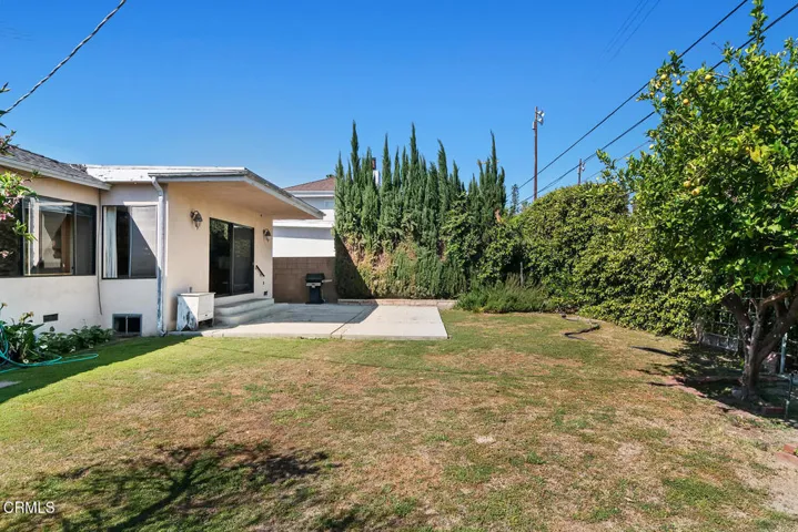 17835 Tarzana St Encino CA-large-046-023