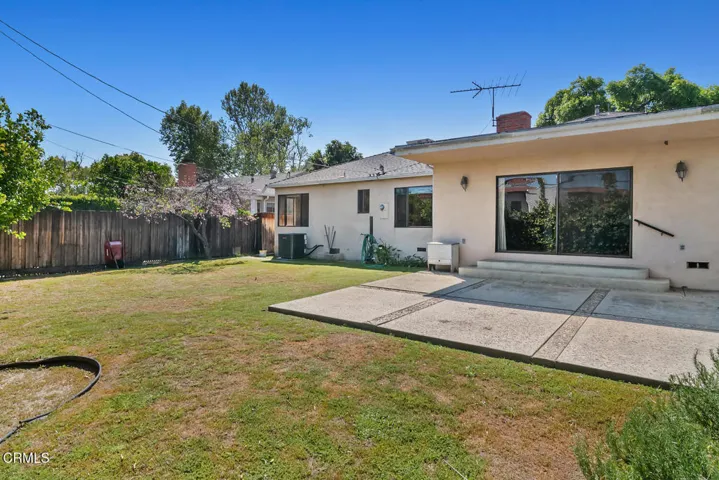 17835 Tarzana St Encino CA-large-041-046