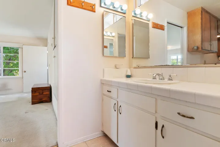 17835 Tarzana St Encino CA-large-037-033