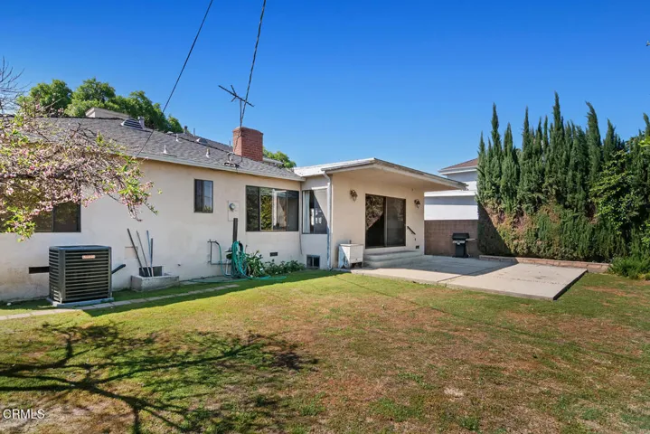 17835 Tarzana St Encino CA-large-047-044