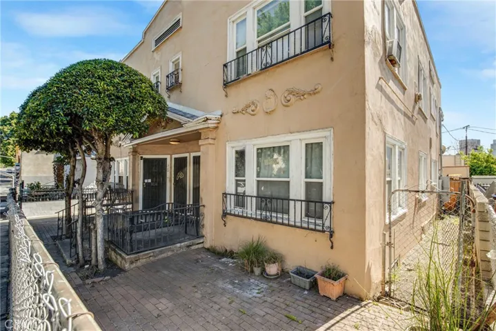 310 S Bonnie Brae, Los Angeles, California 90057