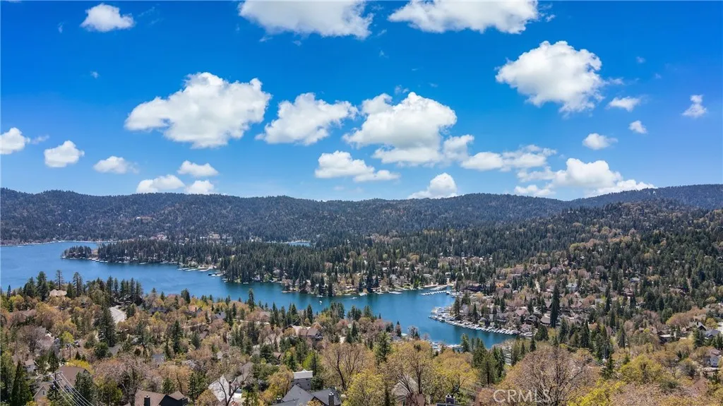 Gorgeous Lake Views!