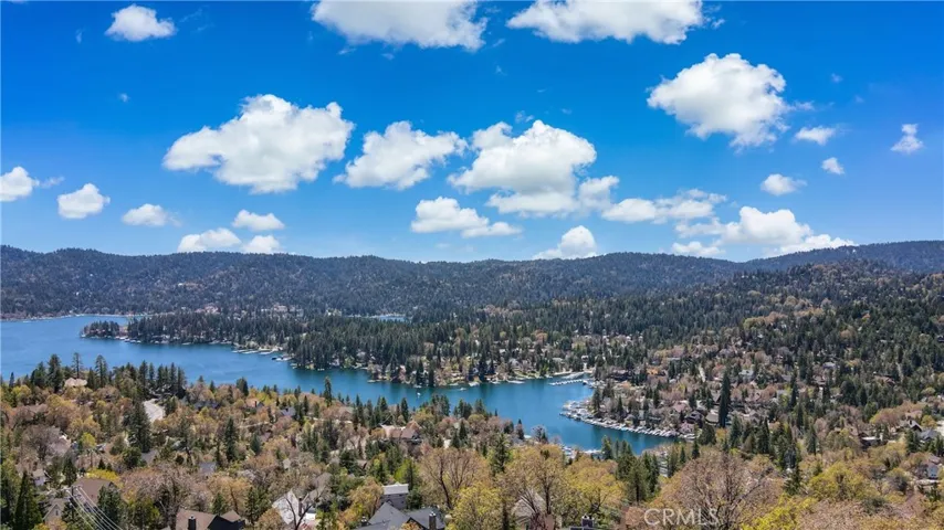 Gorgeous Lake Views!