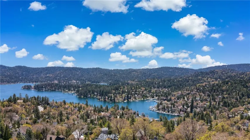 Gorgeous Lake Views!