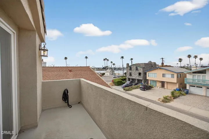 42-web-or-mls-Upmarketmedia_264Hol-070