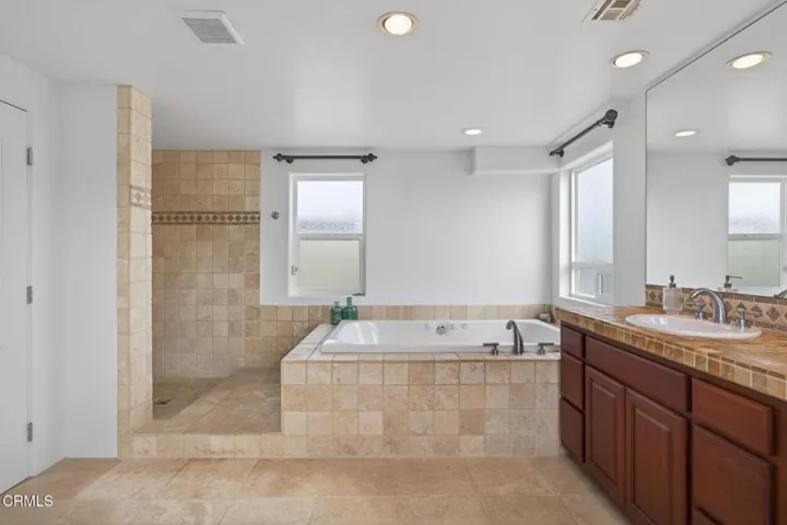 44-web-or-mls-Upmarketmedia_264Hol-079