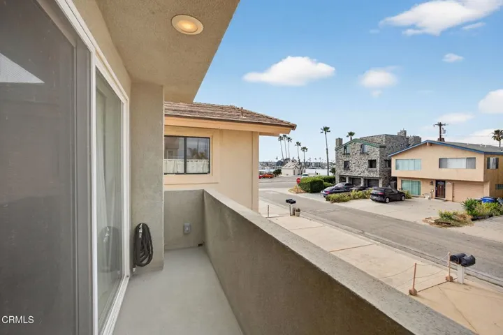 32-web-or-mls-Upmarketmedia_264Hol-036