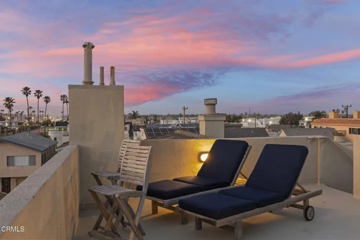7-web-or-mls-Upmarketmedia_264Hol-twi-03