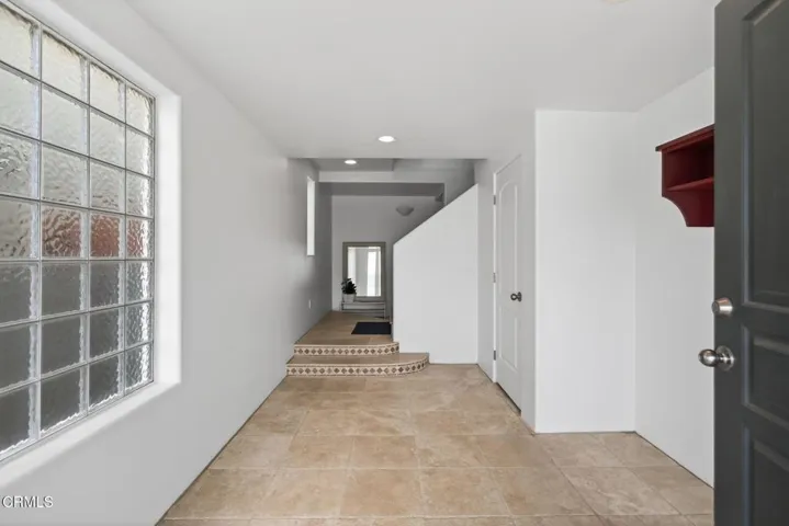 24-web-or-mls-Upmarketmedia_264Hol-013
