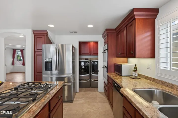 38-web-or-mls-Upmarketmedia_264Hol-061