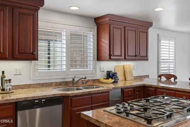 35-web-or-mls-Upmarketmedia_264Hol-046