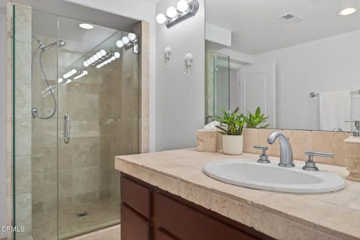 49-web-or-mls-Upmarketmedia_264Hol-096