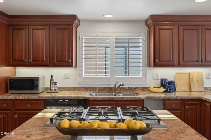 36-web-or-mls-Upmarketmedia_264Hol-050