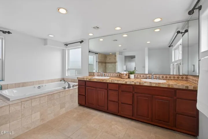 43-web-or-mls-Upmarketmedia_264Hol-076