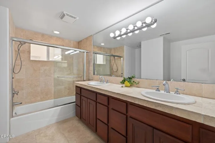 53-web-or-mls-Upmarketmedia_264Hol-108