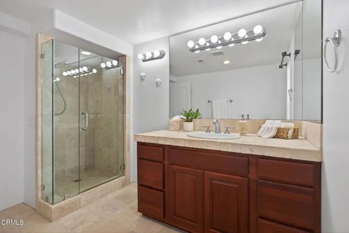 48-web-or-mls-Upmarketmedia_264Hol-092