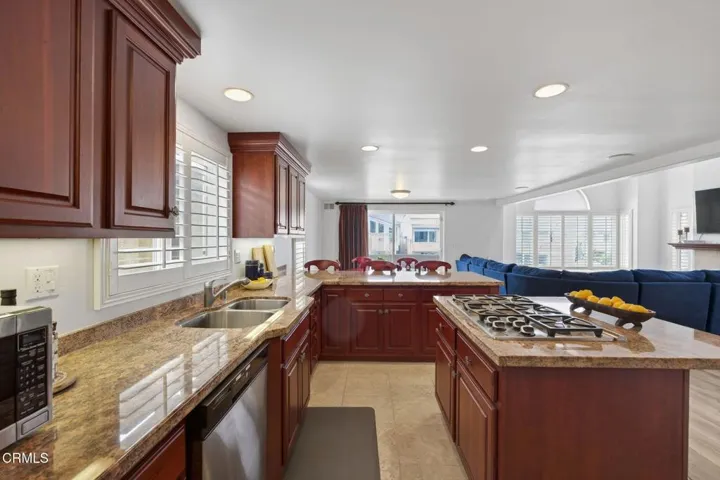 34-web-or-mls-Upmarketmedia_264Hol-040
