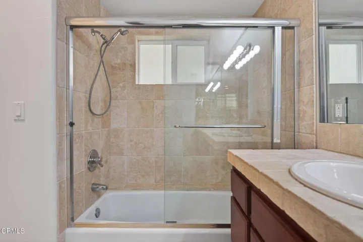 54-web-or-mls-Upmarketmedia_264Hol-110