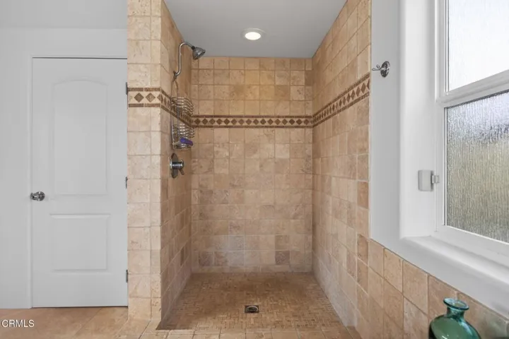45-web-or-mls-Upmarketmedia_264Hol-084