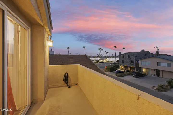 9-web-or-mls-Upmarketmedia_264Hol-twi-04