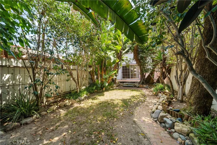 Front yard access by Unit downstairs