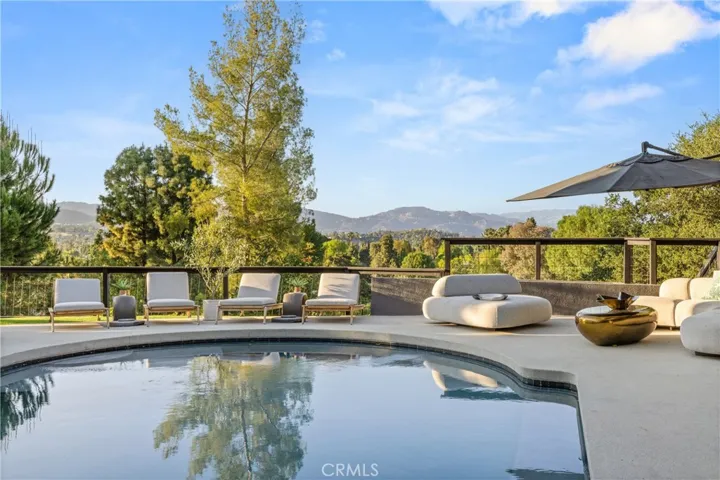 Pool views to the mountains