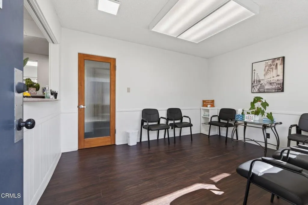 21-web-or-mls-Upmarketmedia_3442Lom-061