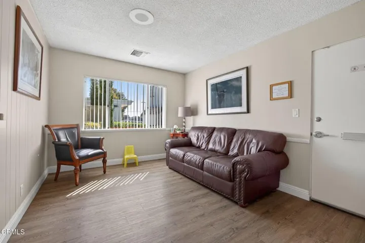7-web-or-mls-Upmarketmedia_3442Lom-014