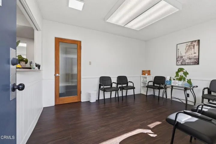 21-web-or-mls-Upmarketmedia_3442Lom-061