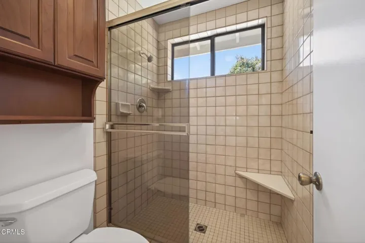 25-web-or-mls-Upmarketmedia_6219Lom-075