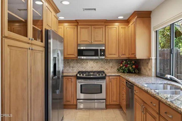 17-web-or-mls-Upmarketmedia_6219Lom-051