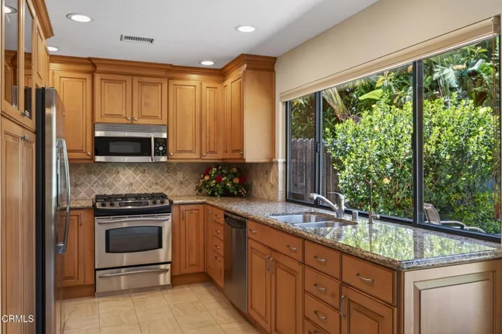 16-web-or-mls-Upmarketmedia_6219Lom-046