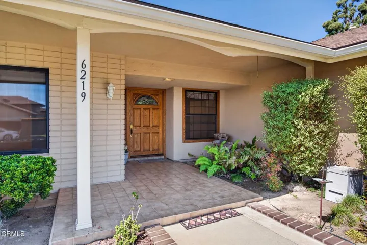 5-web-or-mls-Upmarketmedia_6219Lom-015