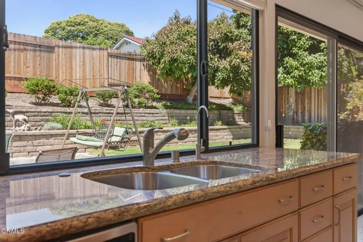 18-web-or-mls-Upmarketmedia_6219Lom-054