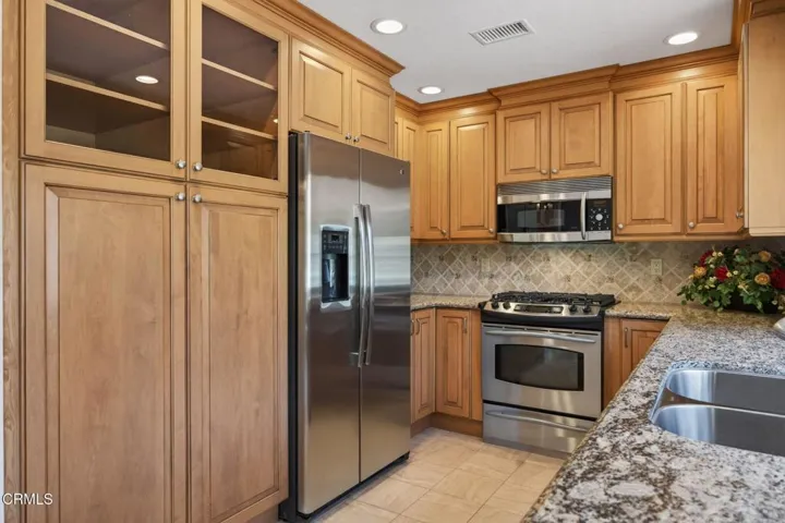 20-web-or-mls-Upmarketmedia_6219Lom-058