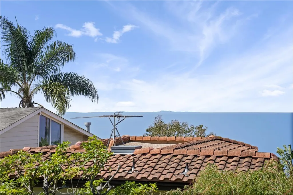 Perfectly positioned to enjoy ocean views and beach access while offering a peaceful location removed from the bustle of downtown Laguna Beach