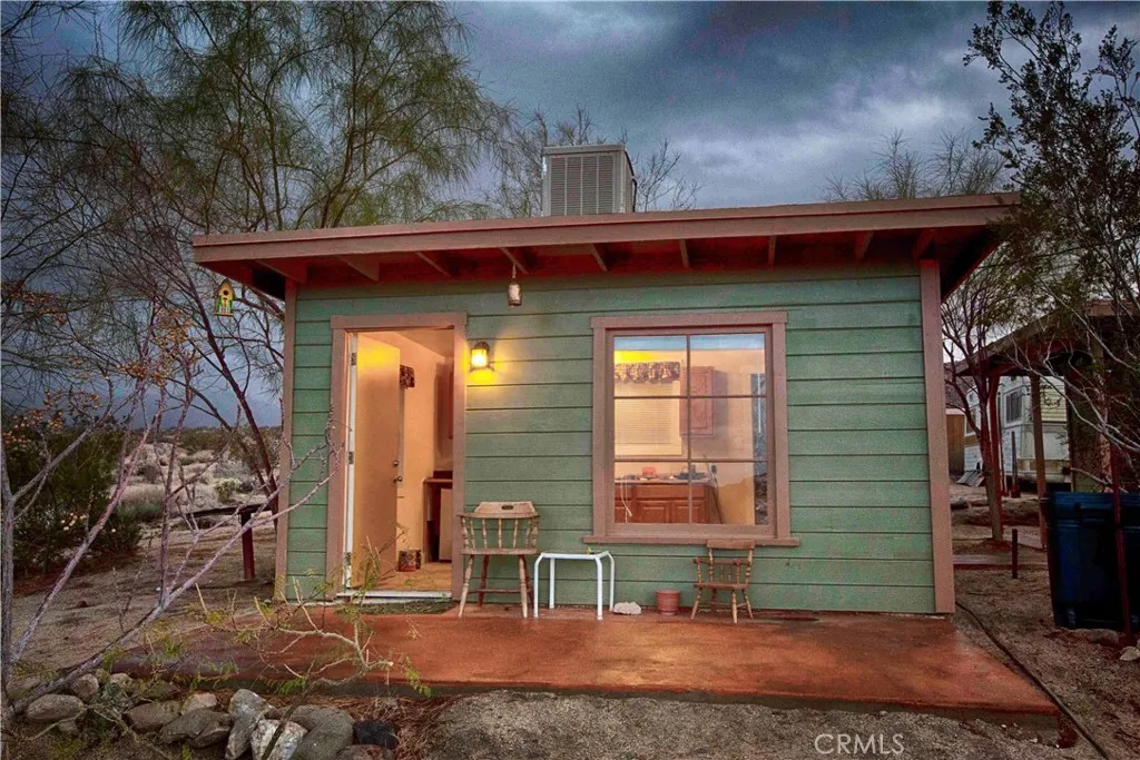 FRONT (EAST) CABIN