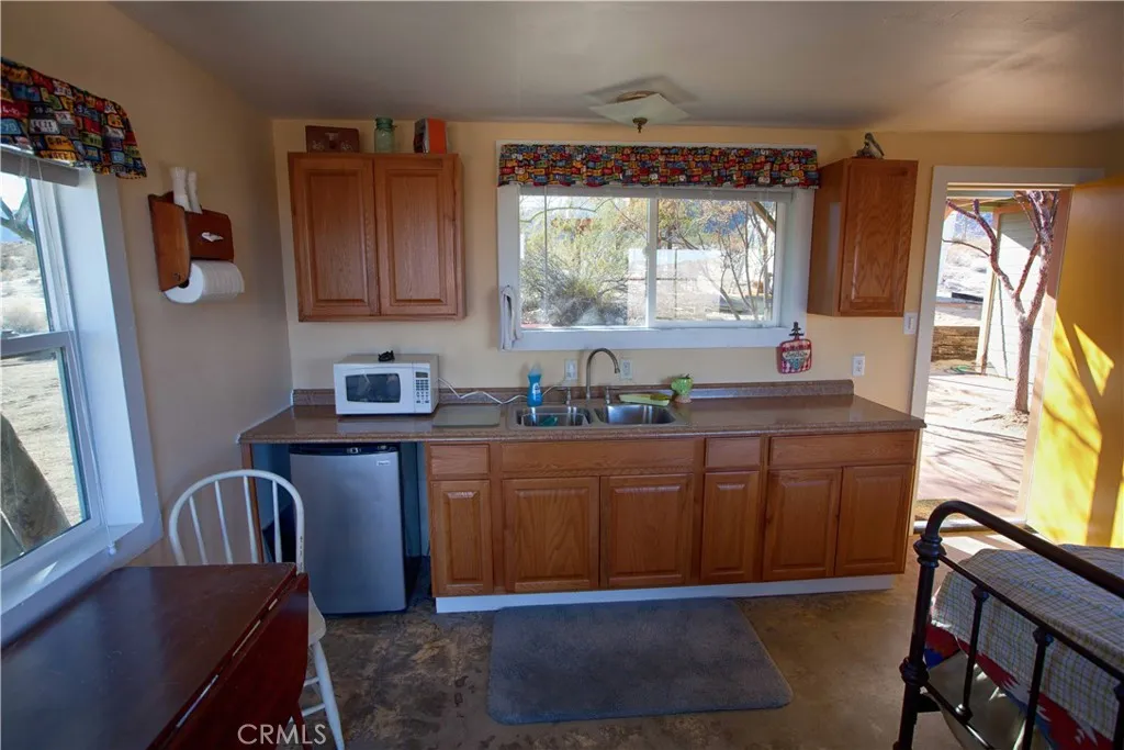 KITCHENETTE EAST CABIN