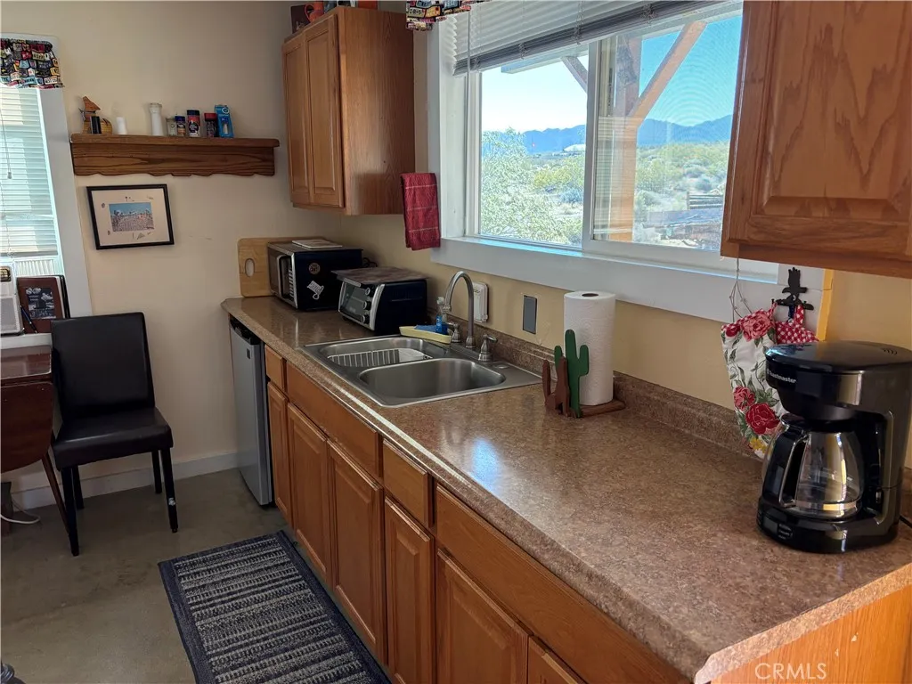 KITCHENETTE EAST CABIN