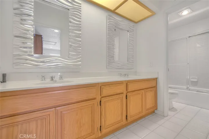 2nd floor full guest bathroom