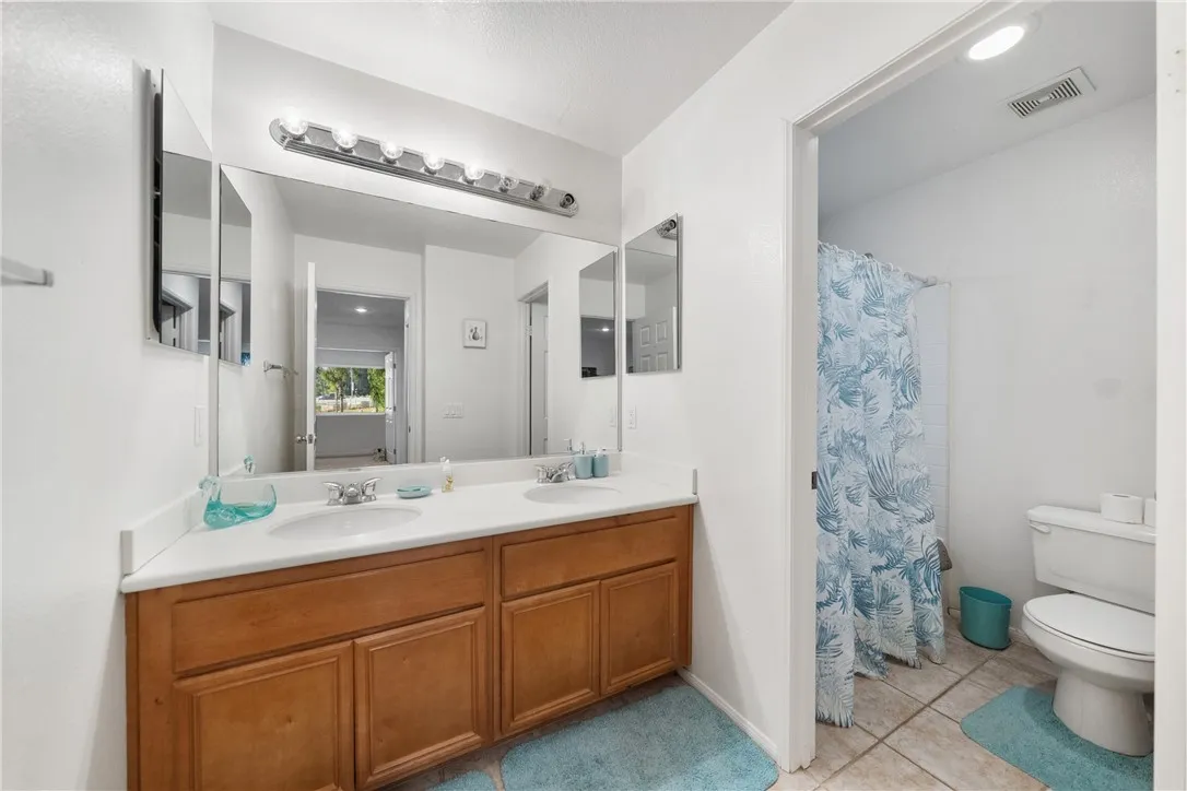 Upstairs full bath 4