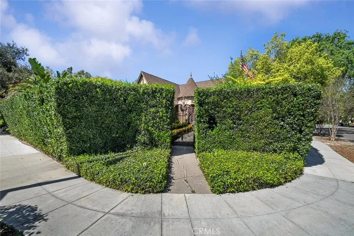 High privacy hedges with a pathway to the front gate. Mailbox in the nook of the hedges (right side) Situated on the corner of Orange Grove and Martelo.