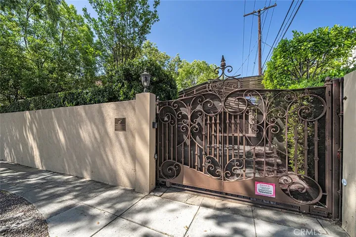 Driveway access off from Martelo.