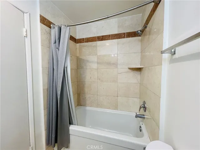 Hall Bathroom Shower/Tub