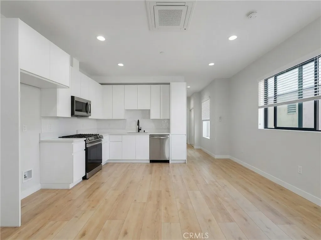 KITCHEN AND DINNING