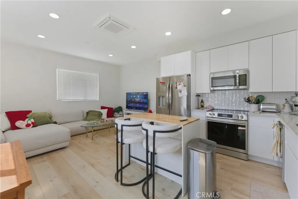 2ND FLOOR, LIVING ROOM/KITCHEN