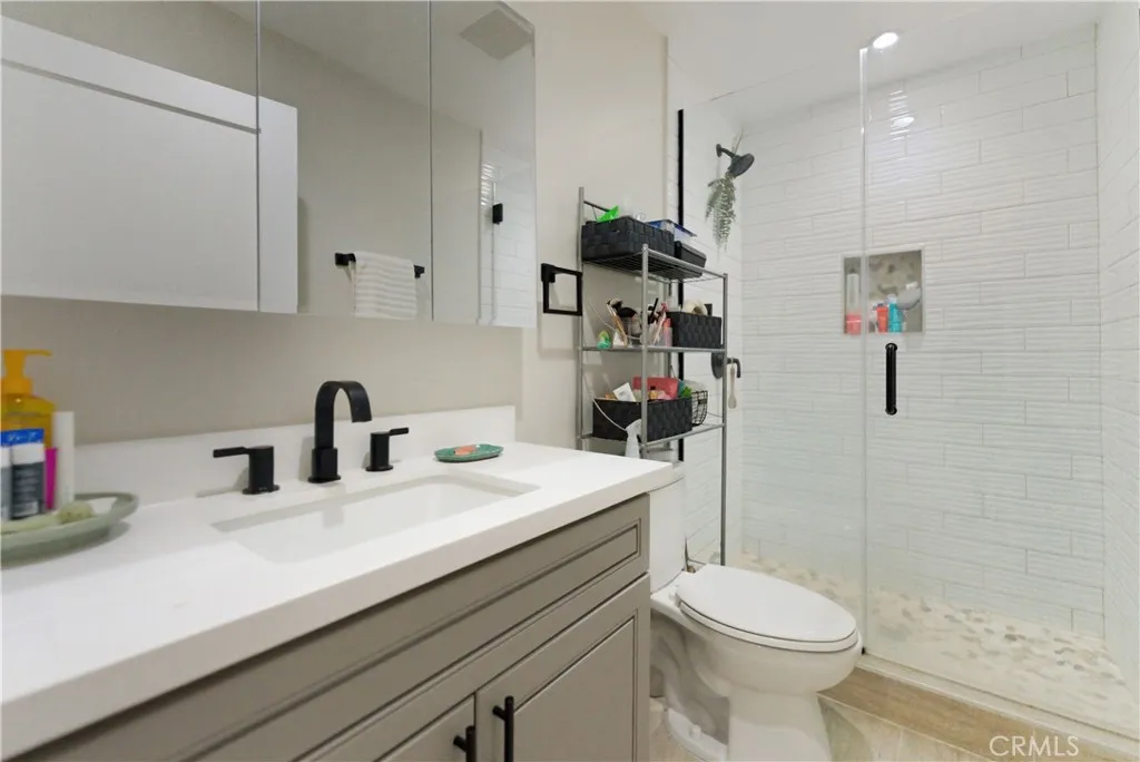 BATH 2 (3RD FLOOR)