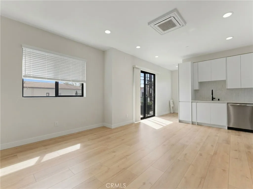 LIVING ROOM/KITCHEN