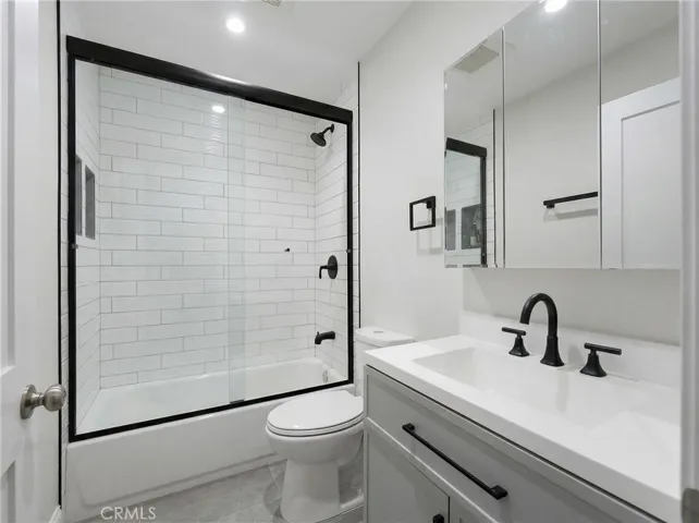 BATH 1 (1ST FLOOR)